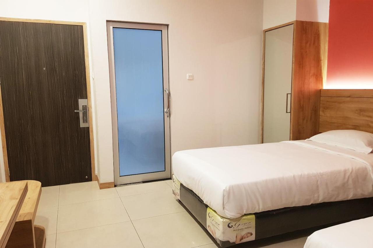 Oyo 90015 Platinum Guest House Medan Kültér fotó
