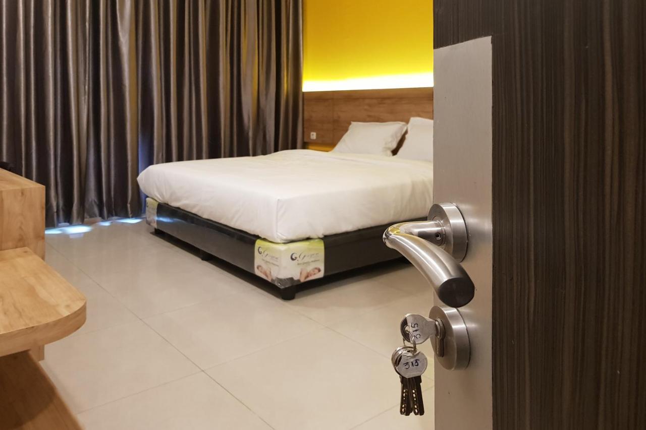 Oyo 90015 Platinum Guest House Medan Kültér fotó