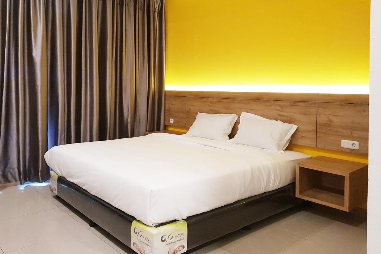 Oyo 90015 Platinum Guest House Medan Kültér fotó