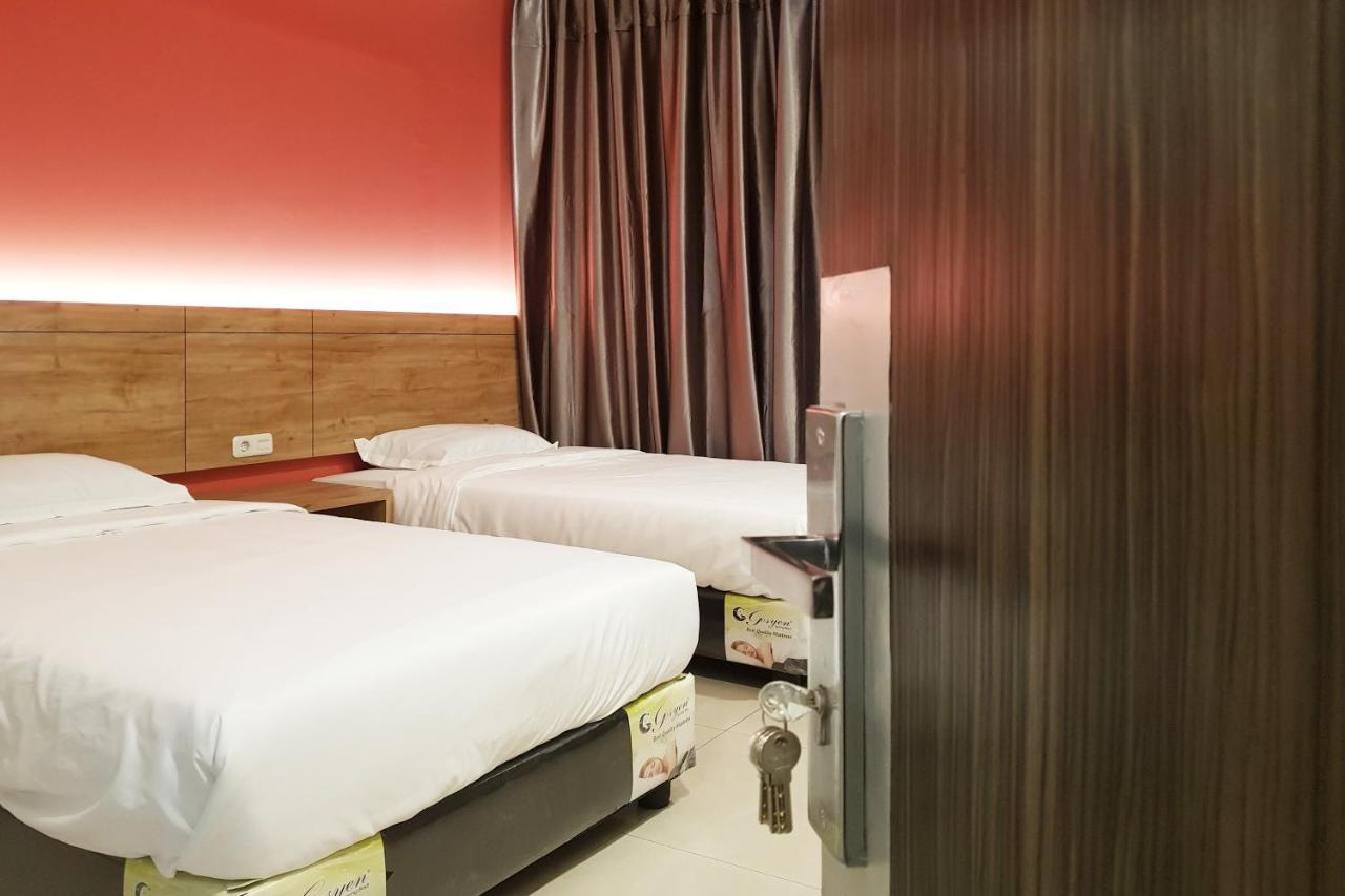 Oyo 90015 Platinum Guest House Medan Kültér fotó