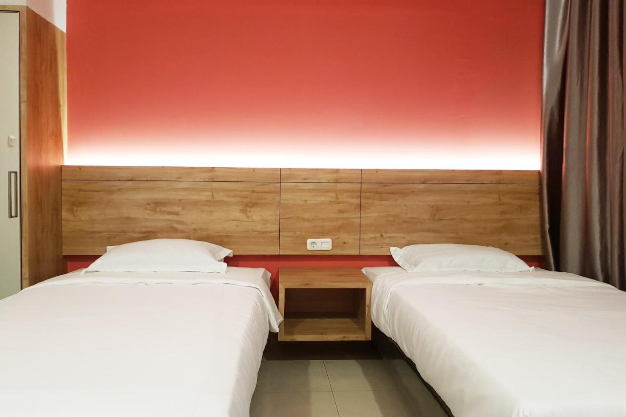 Oyo 90015 Platinum Guest House Medan Kültér fotó