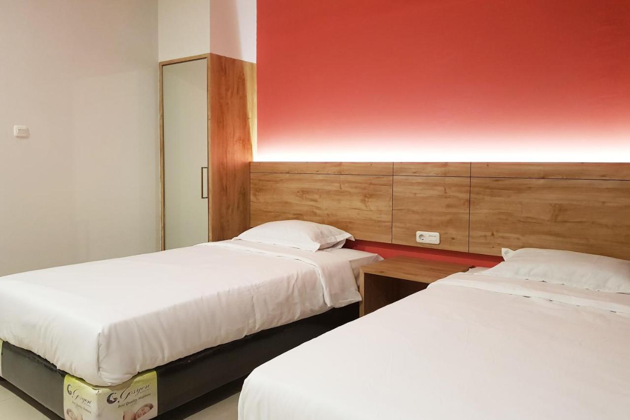 Oyo 90015 Platinum Guest House Medan Kültér fotó